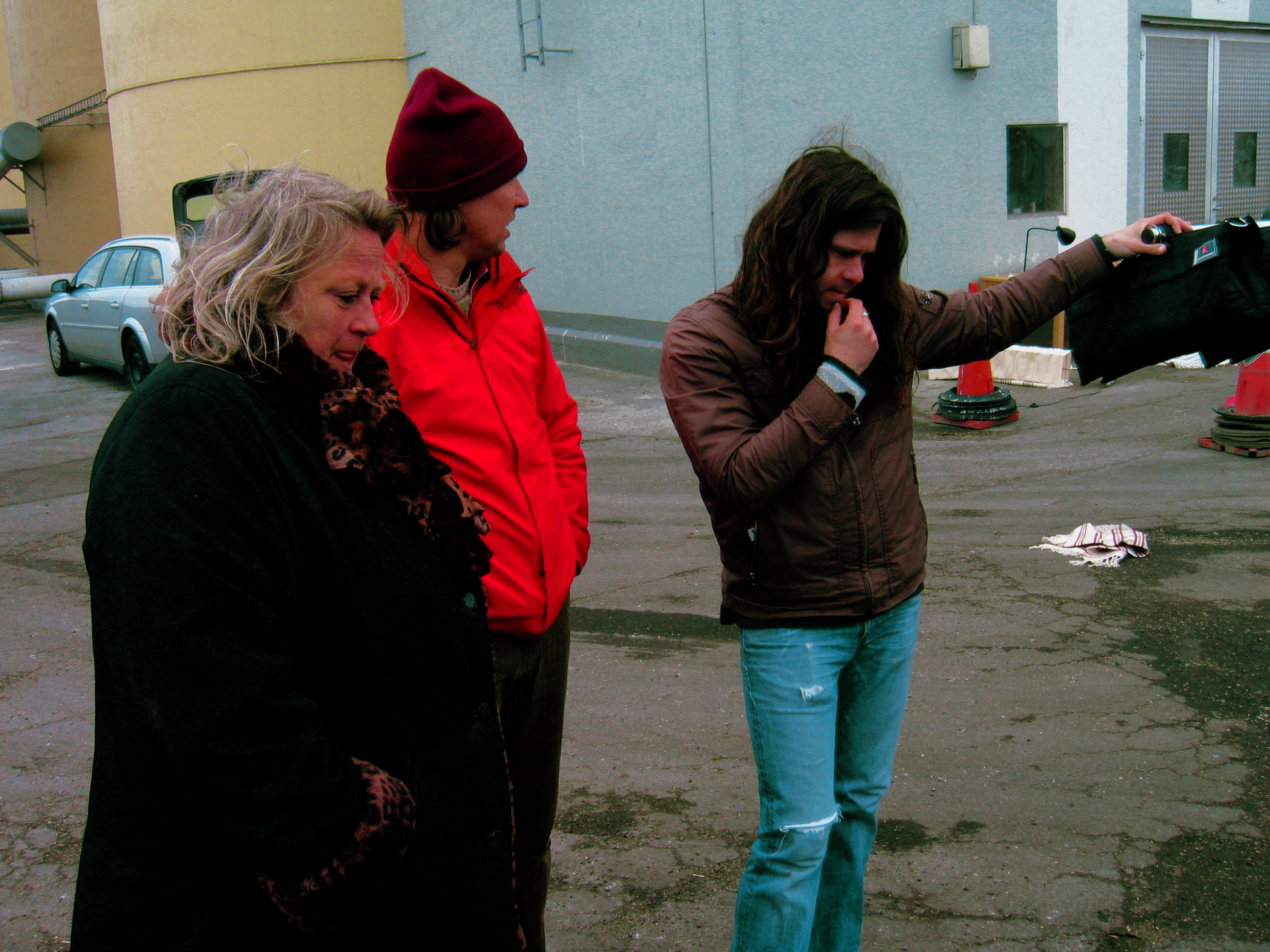 Ullabritt Horn (links) beim Dreh in Ystadt mit Kameramann Günther Wittmann (Mitte).